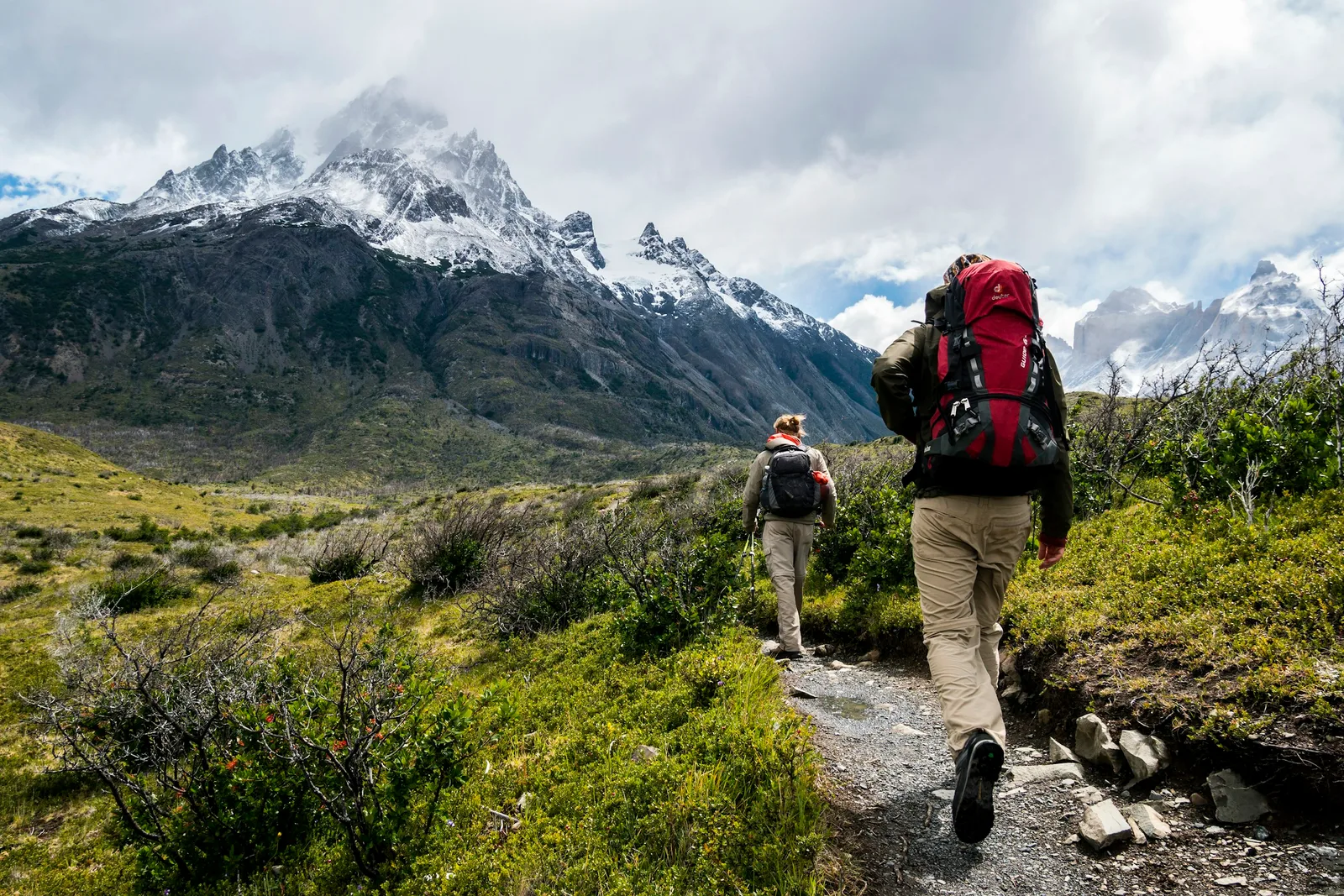 Escursionista su un sentiero di montagna